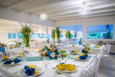 Table décorée avec des fleurs blanches, des ornements royaux ’Queen’ et ’King’, et un fond scintillant.