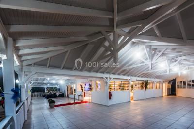 Table décorée avec des fleurs blanches, des ornements royaux ’Queen’ et ’King’, et un fond scintillant.
