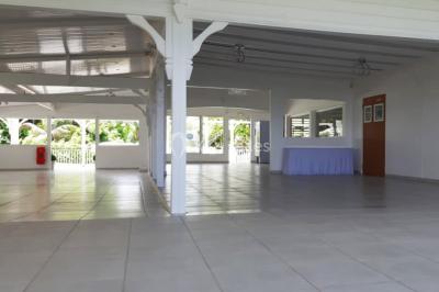 Table décorée avec des fleurs blanches, des ornements royaux ’Queen’ et ’King’, et un fond scintillant.