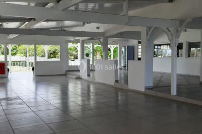 Table décorée avec des fleurs blanches, des ornements royaux ’Queen’ et ’King’, et un fond scintillant.