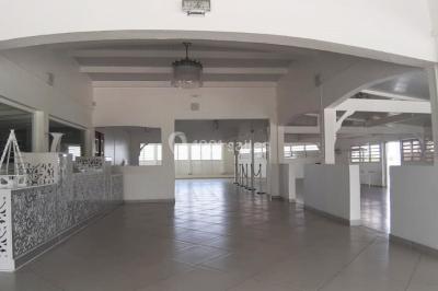 Table décorée avec des fleurs blanches, des ornements royaux ’Queen’ et ’King’, et un fond scintillant.