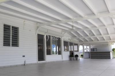 Table décorée avec des fleurs blanches, des ornements royaux ’Queen’ et ’King’, et un fond scintillant.