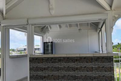 Table décorée avec des fleurs blanches, des ornements royaux ’Queen’ et ’King’, et un fond scintillant.