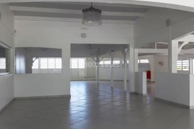Table décorée avec des fleurs blanches, des ornements royaux ’Queen’ et ’King’, et un fond scintillant.