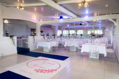 Table décorée avec des fleurs blanches, des ornements royaux ’Queen’ et ’King’, et un fond scintillant.