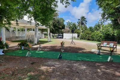 Table décorée avec des fleurs blanches, des ornements royaux ’Queen’ et ’King’, et un fond scintillant.