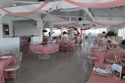 Table décorée avec des fleurs blanches, des ornements royaux ’Queen’ et ’King’, et un fond scintillant.