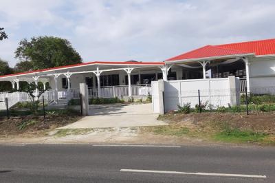 Table décorée avec des fleurs blanches, des ornements royaux ’Queen’ et ’King’, et un fond scintillant.