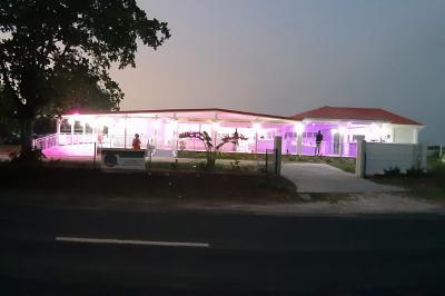 Table décorée avec des fleurs blanches, des ornements royaux ’Queen’ et ’King’, et un fond scintillant.