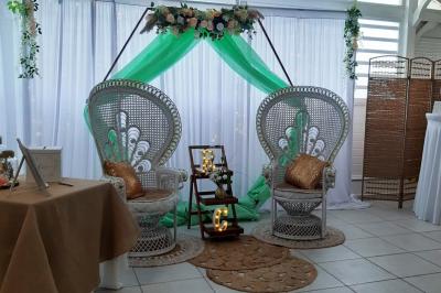 Table décorée avec des fleurs blanches, des ornements royaux ’Queen’ et ’King’, et un fond scintillant.