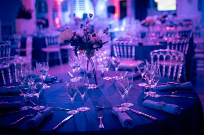 Table décorée avec des fleurs blanches, des ornements royaux ’Queen’ et ’King’, et un fond scintillant.