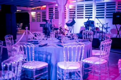 Table décorée avec des fleurs blanches, des ornements royaux ’Queen’ et ’King’, et un fond scintillant.
