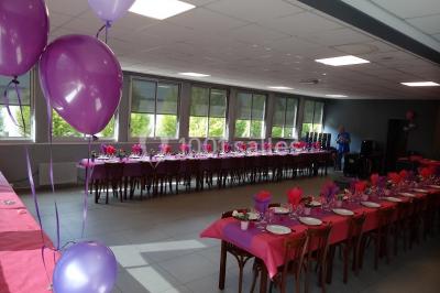 Miniature Location salle Bonneuil-sur-Marne (Val-de-Marne) - Salle des Petits Carreaux #12 Salle de réception lumineuse avec tables dressées, nappes blanches et serviettes bleues, prête pour un événement.