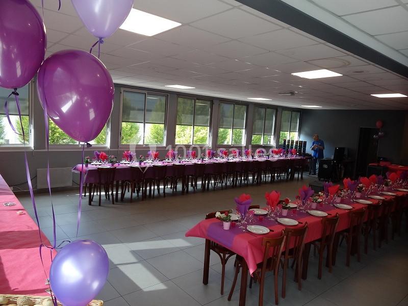 Location salle Bonneuil-sur-Marne (Val-de-Marne) - Salle des Petits Carreaux #12 Salle décorée pour un événement avec tables dressées, nappes roses, serviettes pliées et ballons violets.