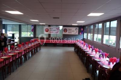 Miniature Location salle Bonneuil-sur-Marne (Val-de-Marne) - Salle des Petits Carreaux #13 Salle de réception lumineuse avec tables dressées, nappes blanches et serviettes bleues, prête pour un événement.