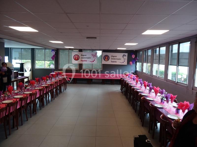Location salle Bonneuil-sur-Marne (Val-de-Marne) - Salle des Petits Carreaux #13 Salle décorée pour un anniversaire avec tables alignées, nappes roses, ballons et banderoles personnalisées.