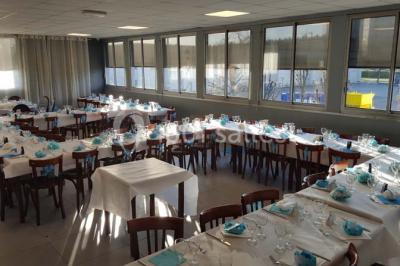 Miniature Location salle Bonneuil-sur-Marne (Val-de-Marne) - Salle des Petits Carreaux #21 Salle de réception lumineuse avec tables dressées, nappes blanches et serviettes bleues, prête pour un événement.