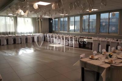 Miniature Location salle Bonneuil-sur-Marne (Val-de-Marne) - Salle des Petits Carreaux #9 Salle de réception lumineuse avec tables dressées, nappes blanches et serviettes bleues, prête pour un événement.