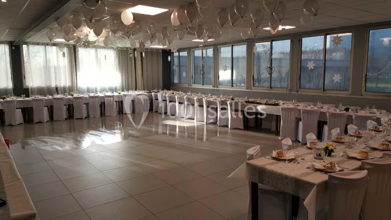 Location salle Bonneuil-sur-Marne (Val-de-Marne) - Salle des Petits Carreaux #9 Salle de réception décorée avec des ballons blancs au plafond et des tables dressées pour un événement.