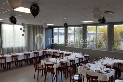 Miniature Location salle Bonneuil-sur-Marne (Val-de-Marne) - Salle des Petits Carreaux #14 Salle de réception lumineuse avec tables dressées, nappes blanches et serviettes bleues, prête pour un événement.