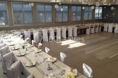 Miniature Location salle Bonneuil-sur-Marne (Val-de-Marne) - Salle des Petits Carreaux #7 Salle de réception lumineuse avec tables dressées, nappes blanches et serviettes bleues, prête pour un événement.