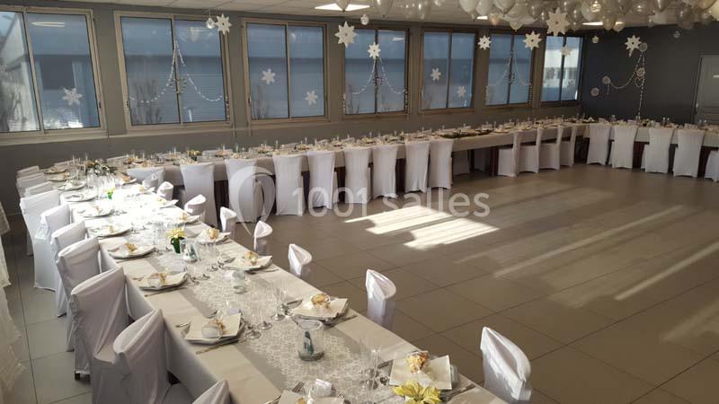 Location salle Bonneuil-sur-Marne (Val-de-Marne) - Salle des Petits Carreaux #7 Salle décorée pour un événement, avec de longues tables dressées, nappes blanches et décorations hivernales.