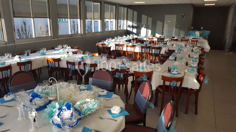 Location salle Bonneuil-sur-Marne (Val-de-Marne) - Salle des Petits Carreaux #20 Salle de réception décorée avec des tables dressées, nappes blanches et accents bleus, prête pour un événement.