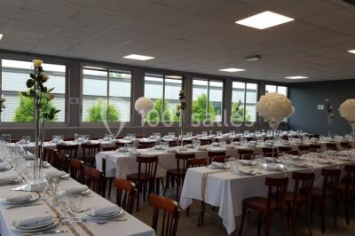 Miniature Location salle Bonneuil-sur-Marne (Val-de-Marne) - Salle des Petits Carreaux #6 Salle de réception lumineuse avec tables dressées, nappes blanches et serviettes bleues, prête pour un événement.