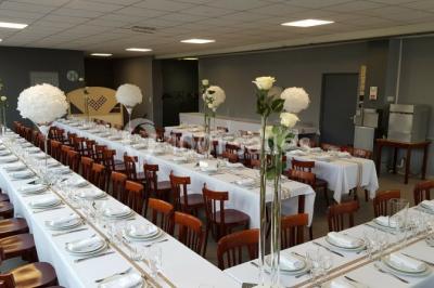 Miniature Location salle Bonneuil-sur-Marne (Val-de-Marne) - Salle des Petits Carreaux #11 Salle de réception lumineuse avec tables dressées, nappes blanches et serviettes bleues, prête pour un événement.