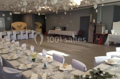 Miniature Location salle Bonneuil-sur-Marne (Val-de-Marne) - Salle des Petits Carreaux #8 Salle de réception lumineuse avec tables dressées, nappes blanches et serviettes bleues, prête pour un événement.