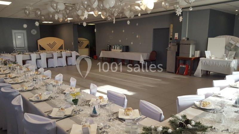 Location salle Bonneuil-sur-Marne (Val-de-Marne) - Salle des Petits Carreaux #8 Salle de réception décorée avec des tables dressées, nappes blanches et ornements suspendus pour un événement festif.