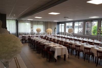 Miniature Location salle Bonneuil-sur-Marne (Val-de-Marne) - Salle des Petits Carreaux #10 Salle de réception lumineuse avec tables dressées, nappes blanches et serviettes bleues, prête pour un événement.