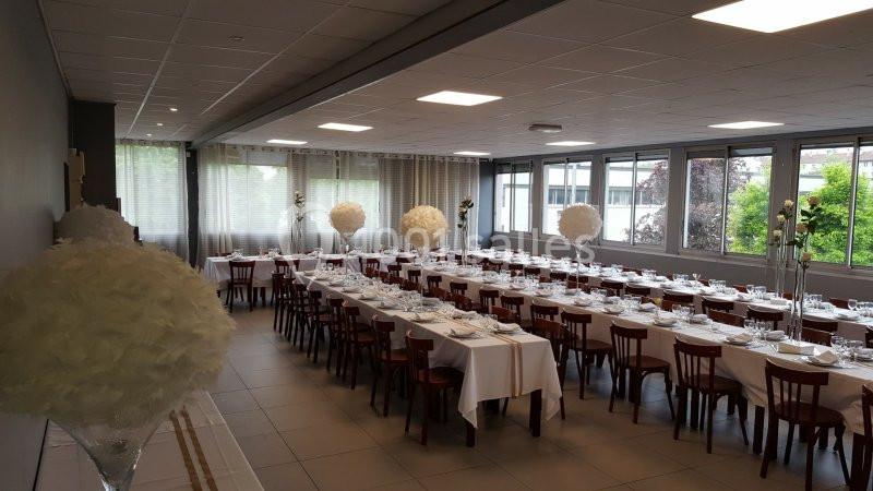 Location salle Bonneuil-sur-Marne (Val-de-Marne) - Salle des Petits Carreaux #10 Salle de réception lumineuse avec tables alignées, nappes blanches et décorations florales blanches.