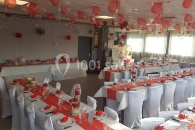 Miniature Location salle Bonneuil-sur-Marne (Val-de-Marne) - Salle des Petits Carreaux #18 Salle de réception lumineuse avec tables dressées, nappes blanches et serviettes bleues, prête pour un événement.