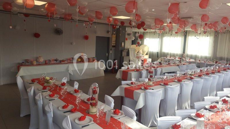 Location salle Bonneuil-sur-Marne (Val-de-Marne) - Salle des Petits Carreaux #18 Salle décorée pour une réception avec tables dressées, nappes blanches et rouges, et ballons suspendus au plafond.