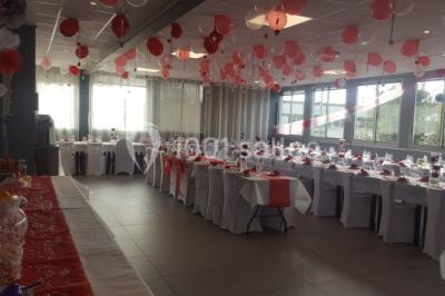 Miniature Location salle Bonneuil-sur-Marne (Val-de-Marne) - Salle des Petits Carreaux #19 Salle de réception lumineuse avec tables dressées, nappes blanches et serviettes bleues, prête pour un événement.