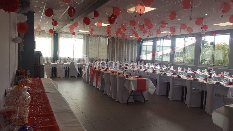 Location salle Bonneuil-sur-Marne (Val-de-Marne) - Salle des Petits Carreaux #19 Salle de réception décorée avec des ballons rouges et blancs, tables dressées avec nappes et chemins de table assortis.