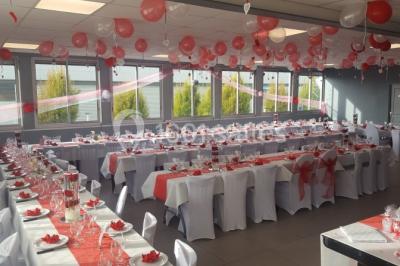 Miniature Location salle Bonneuil-sur-Marne (Val-de-Marne) - Salle des Petits Carreaux #17 Salle de réception lumineuse avec tables dressées, nappes blanches et serviettes bleues, prête pour un événement.