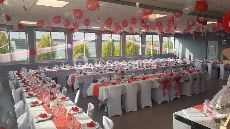 Location salle Bonneuil-sur-Marne (Val-de-Marne) - Salle des Petits Carreaux #17 Salle décorée en rouge et blanc avec des tables dressées pour un événement festif, ornée de ballons et de nappes colorées.