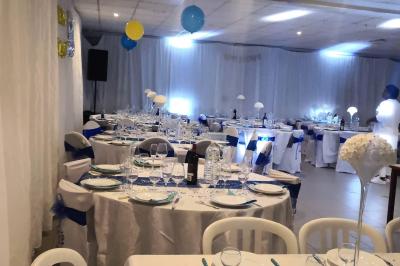 Miniature Location salle Bonneuil-sur-Marne (Val-de-Marne) - Salle des Petits Carreaux #4 Salle de réception lumineuse avec tables dressées, nappes blanches et serviettes bleues, prête pour un événement.