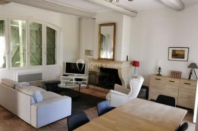 Miniature Location salle Saint-André-de-Sangonis (Hérault) - Château de Granoupiac #29 Façade d'une grande maison blanche entourée d'arbres, avec une pelouse verdoyante au premier plan.