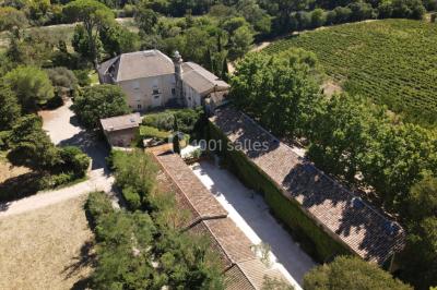Miniature Location salle Saint-André-de-Sangonis (Hérault) - Château de Granoupiac #12 Façade d'une grande maison blanche entourée d'arbres, avec une pelouse verdoyante au premier plan.