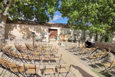 Miniature Location salle Saint-André-de-Sangonis (Hérault) - Château de Granoupiac #23 Façade d'une grande maison blanche entourée d'arbres, avec une pelouse verdoyante au premier plan.