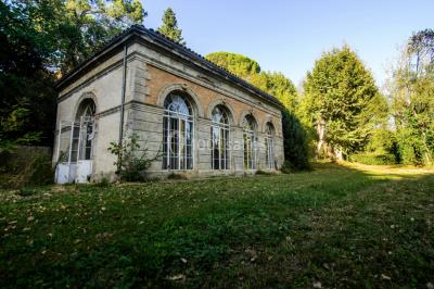 Miniature Location salle Saint-André-de-Sangonis (Hérault) - Château de Granoupiac #31 Façade d'une grande maison blanche entourée d'arbres, avec une pelouse verdoyante au premier plan.