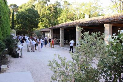Miniature Location salle Saint-André-de-Sangonis (Hérault) - Château de Granoupiac #22 Façade d'une grande maison blanche entourée d'arbres, avec une pelouse verdoyante au premier plan.