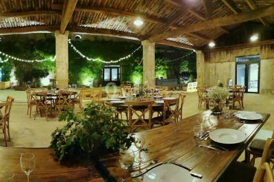 Miniature Location salle Saint-André-de-Sangonis (Hérault) - Château de Granoupiac #26 Façade d'une grande maison blanche entourée d'arbres, avec une pelouse verdoyante au premier plan.