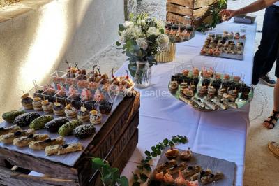 Miniature Location salle Saint-André-de-Sangonis (Hérault) - Château de Granoupiac #34 Façade d'une grande maison blanche entourée d'arbres, avec une pelouse verdoyante au premier plan.