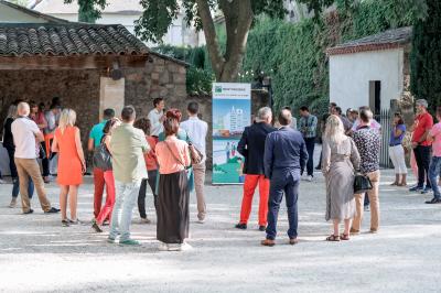 Miniature Location salle Saint-André-de-Sangonis (Hérault) - Château de Granoupiac #8 Façade d'une grande maison blanche entourée d'arbres, avec une pelouse verdoyante au premier plan.