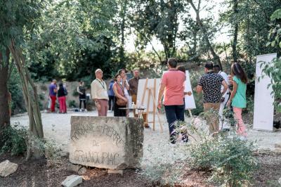 Miniature Location salle Saint-André-de-Sangonis (Hérault) - Château de Granoupiac #20 Façade d'une grande maison blanche entourée d'arbres, avec une pelouse verdoyante au premier plan.