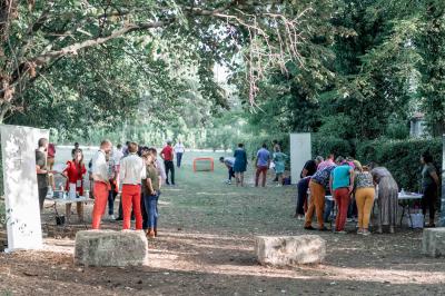 Miniature Location salle Saint-André-de-Sangonis (Hérault) - Château de Granoupiac #14 Façade d'une grande maison blanche entourée d'arbres, avec une pelouse verdoyante au premier plan.